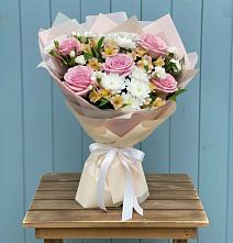 Букет цветов из:  Гвоздики, Орхидеи и Розы в Новорайчихинске