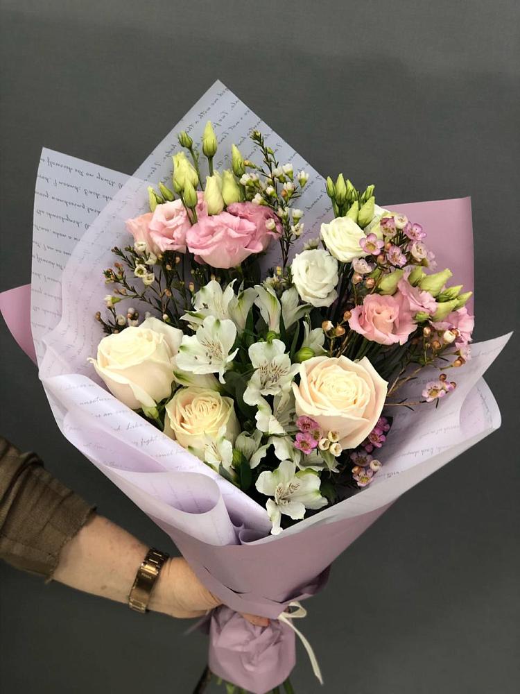 Букет цветов из: Альстромерии, Розы и Лизиантусы в Новорайчихинске