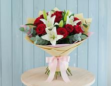 Букет цветов из:  Лилии и Розы в Новорайчихинске