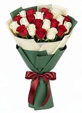 Букет Микс из красных и белых роз в Новорайчихинске