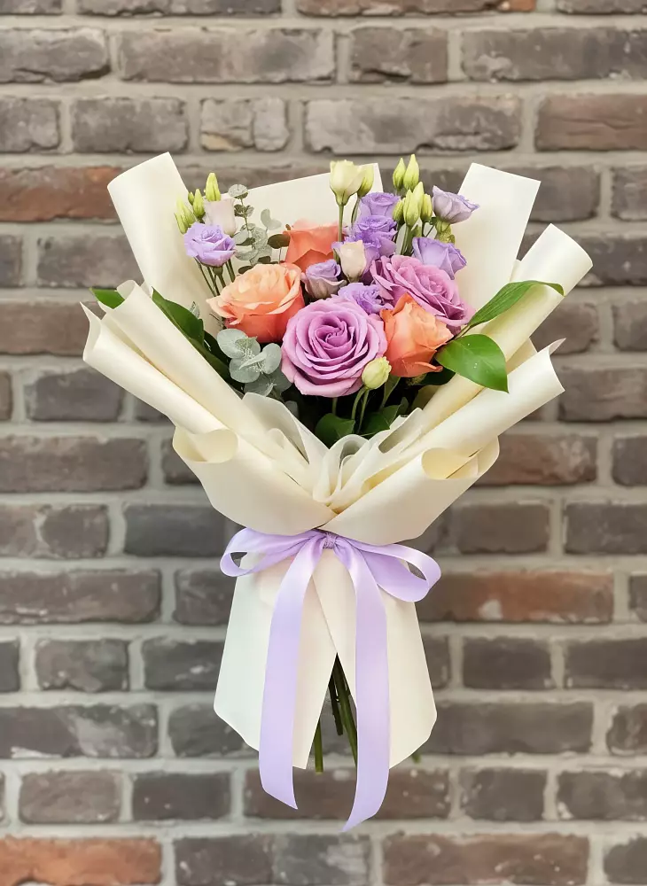 Букет цветов из: Лизиантусы и Розы в Новорайчихинске