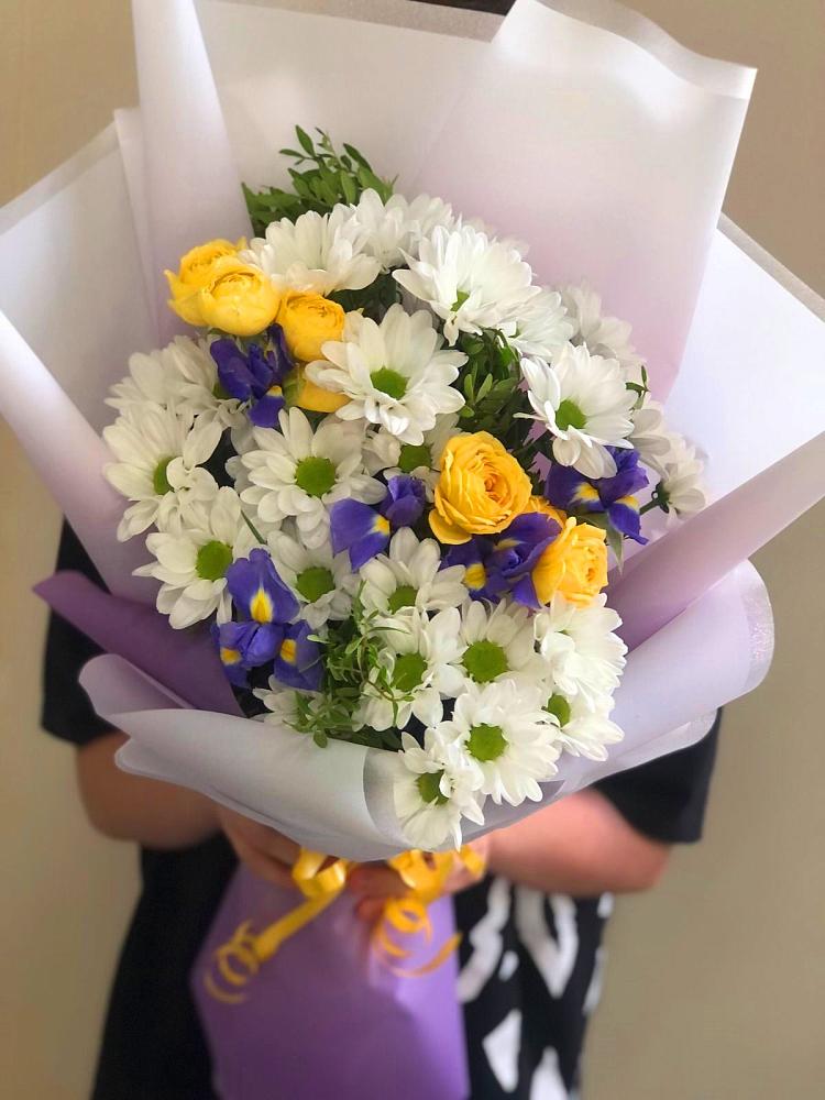 Букет цветов из: Ирисы, Хризантемы и Розы в Новорайчихинске