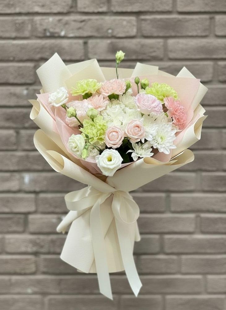 Букет цветов из: Гвоздики, Розы, Лизиантусы и Хризантемы в Новорайчихинске