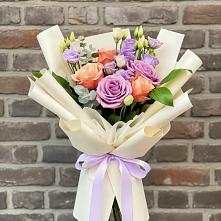 Букет цветов из:  Лизиантусы и Розы в Новорайчихинске