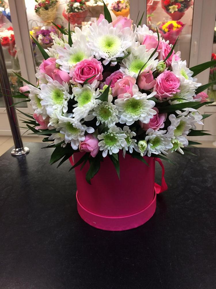 Цветочная композиция из Розы и Хризантемы в шляпной коробке в Новорайчихинске