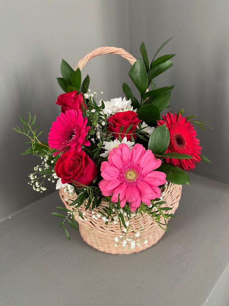 Цветочная композиция из Розы, Хризантемы и Герберы в корзине в Новорайчихинске