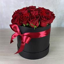 Цветочная композиция из Розы в шляпной коробке в Новорайчихинске