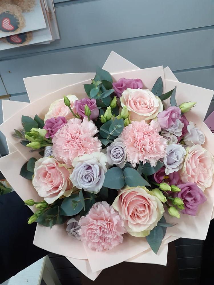 Букет цветов из: Розы, Гвоздики и Лизиантусы в Новорайчихинске