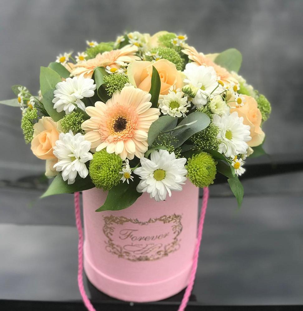 Цветочная композиция из Розы, Герберы и Хризантемы в шляпной коробке в Новорайчихинске