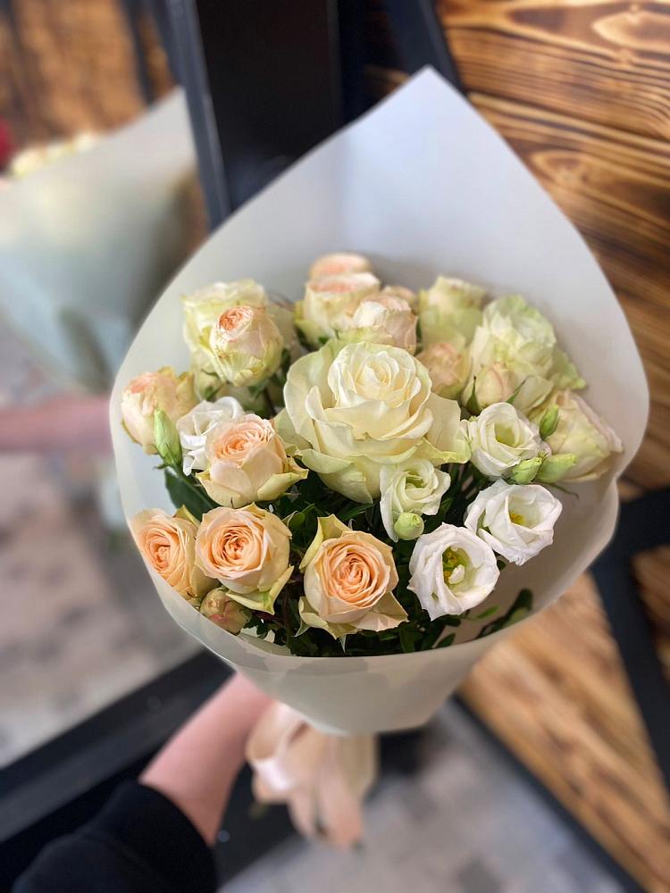 Букет цветов из: Розы и Лизиантусы в Новорайчихинске