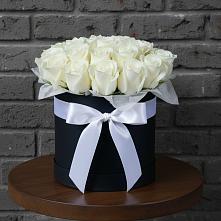 Цветочная композиция из Розы в шляпной коробке в Новорайчихинске