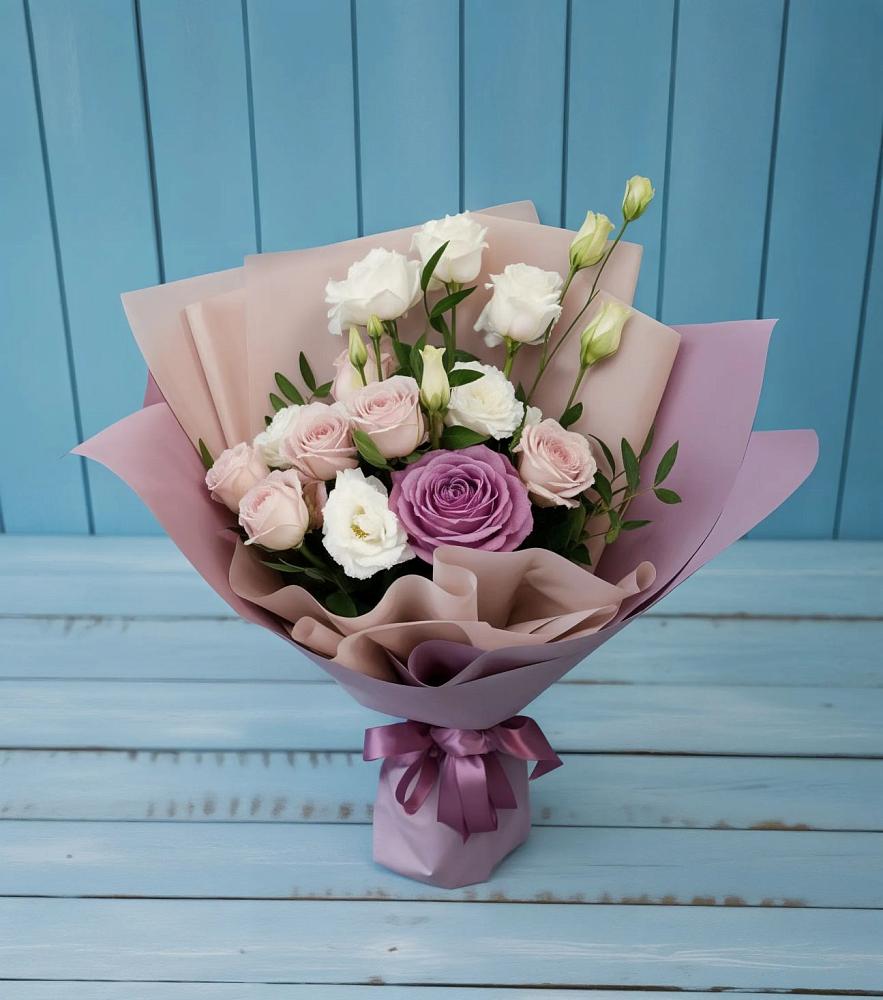 Букет цветов из: Розы и Лизиантусы в Новорайчихинске